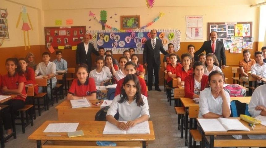 Silopi&rsquo;de &Ouml;ğrencilere Ramazan &Ccedil;ocuk Dergisi Dağıtıldı