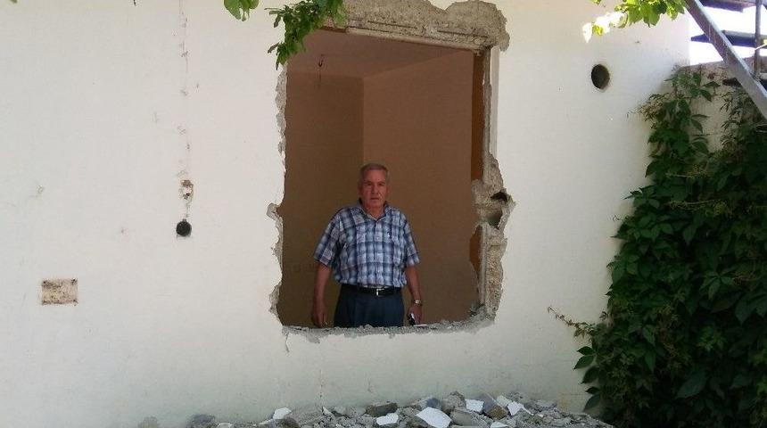 Hırsızlar Evde &Ccedil;alacak Bir Şey Bulamayınca Kapıları Ve Pencereleri S&ouml;kt&uuml;