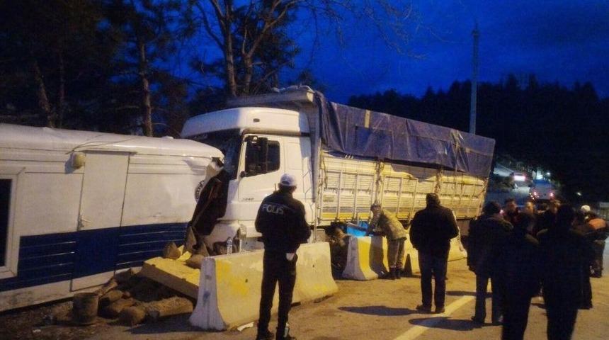 Direksiyonu Kilitlenen Kamyon, Polis Ve Jandarmanın Kontrol Noktasına Girdi: 2&rsquo;si Polis 3 Yaralı