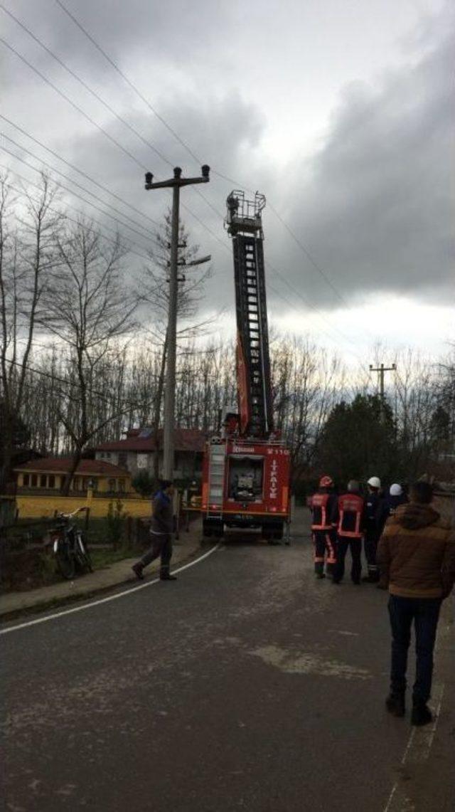 İtfaiye Aracının Merdiveni Elektrik Tellerine Takıldı