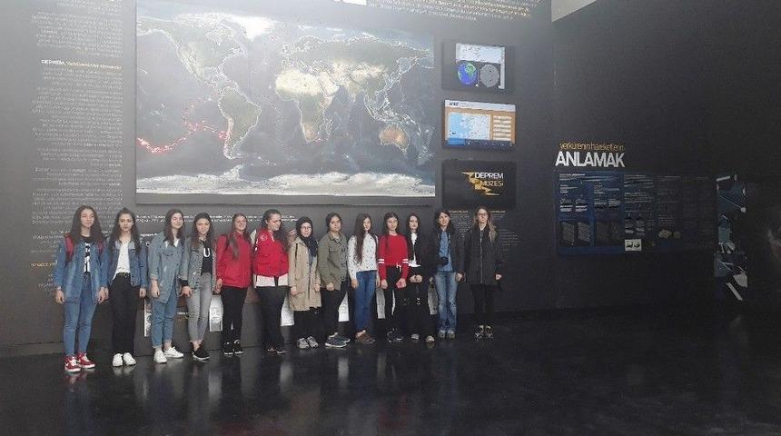 Trabzon Ve &Ccedil;ankırılı Gen&ccedil;ler Deprem M&uuml;zesi&rsquo;ni Gezdi