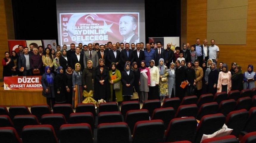 Siyaset Akademisinde Profes&ouml;rler Ders Verdi