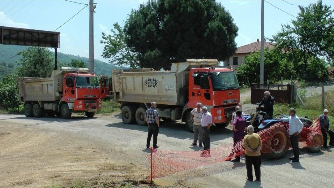 Taş Ocağına Giden Kamyonların Tozundan Bıkan K&ouml;yl&uuml;ler Yol Kapattı