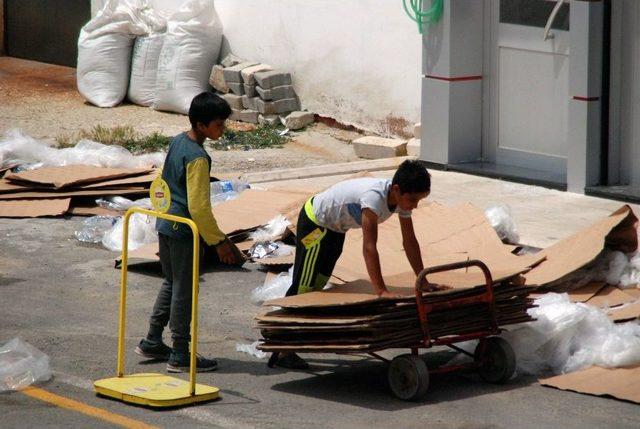 Yaşıtları Tatil Heyecanında, Onlar Ekmek Davasında