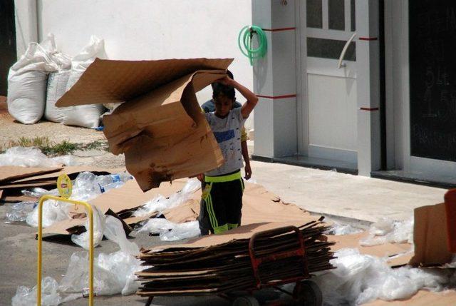 Yaşıtları Tatil Heyecanında, Onlar Ekmek Davasında