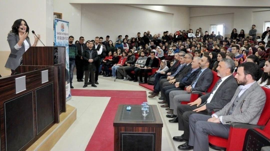 Kimya M&uuml;hendisliği Okurken Nasıl Spiker Olduğunu Anlattı