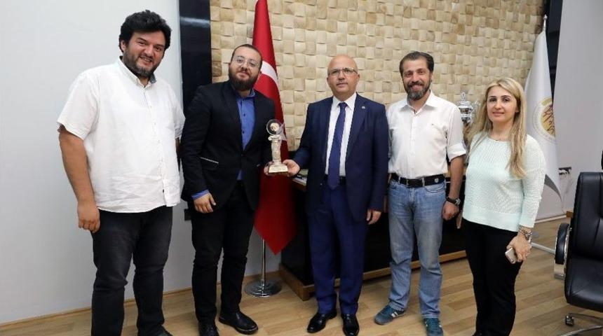 Afyonkarahisar Belediye Şehir Tiyatrosu’ndan Büyük Başarı