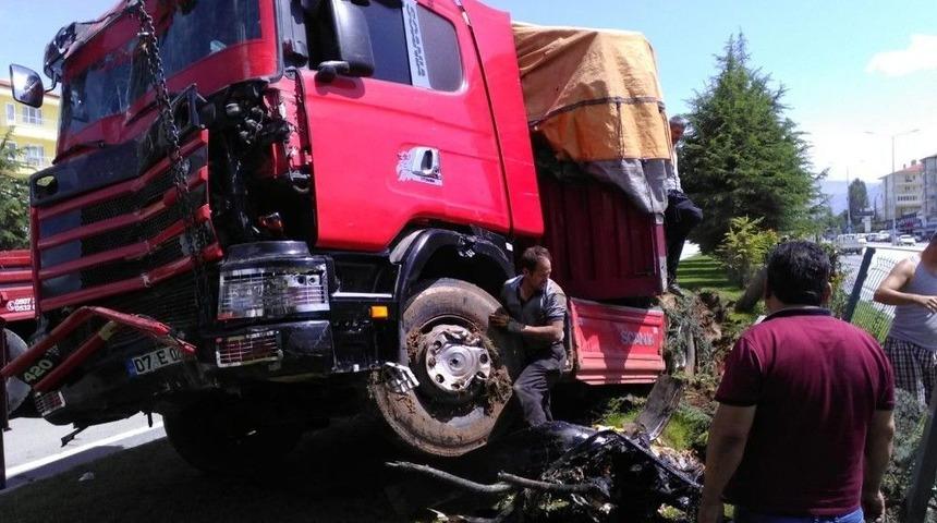 Isparta&rsquo;da Sebze Y&uuml;kl&uuml; Tır Devrildi