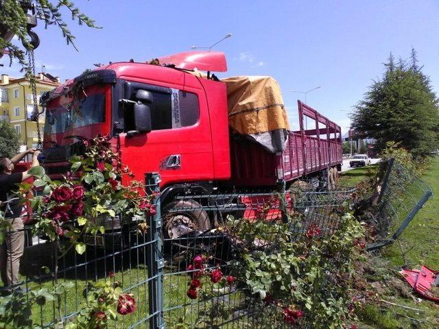 Isparta’da Sebze Yüklü Tır Devrildi