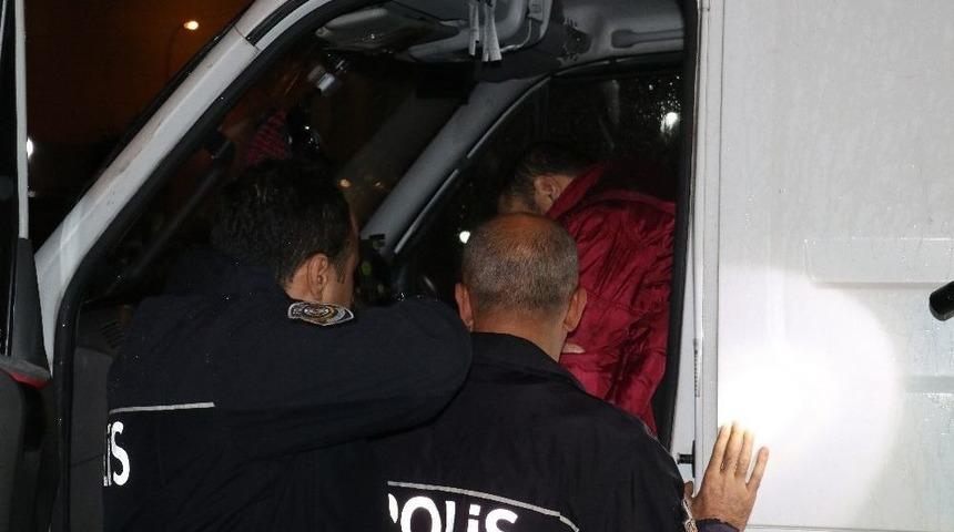 Bı&ccedil;aklanan Şahıs Aracına Binip Ka&ccedil;arak Canını Son Anda Kurtardı