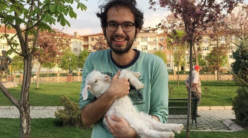 Evcil Kuzusuyla Parkta Gezintiye &Ccedil;ıktı