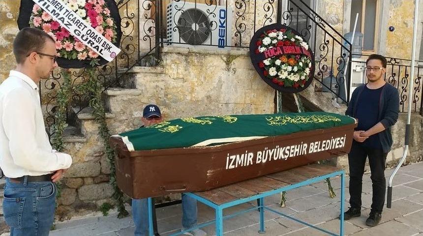 Fo&ccedil;a, Sevilen Esnafını Kaybetti