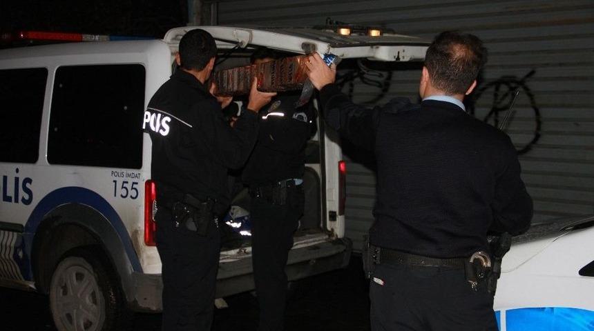 İstanbul&rsquo;da Polisten Ka&ccedil;an Hırsız Dereye Atlayarak Ka&ccedil;tı