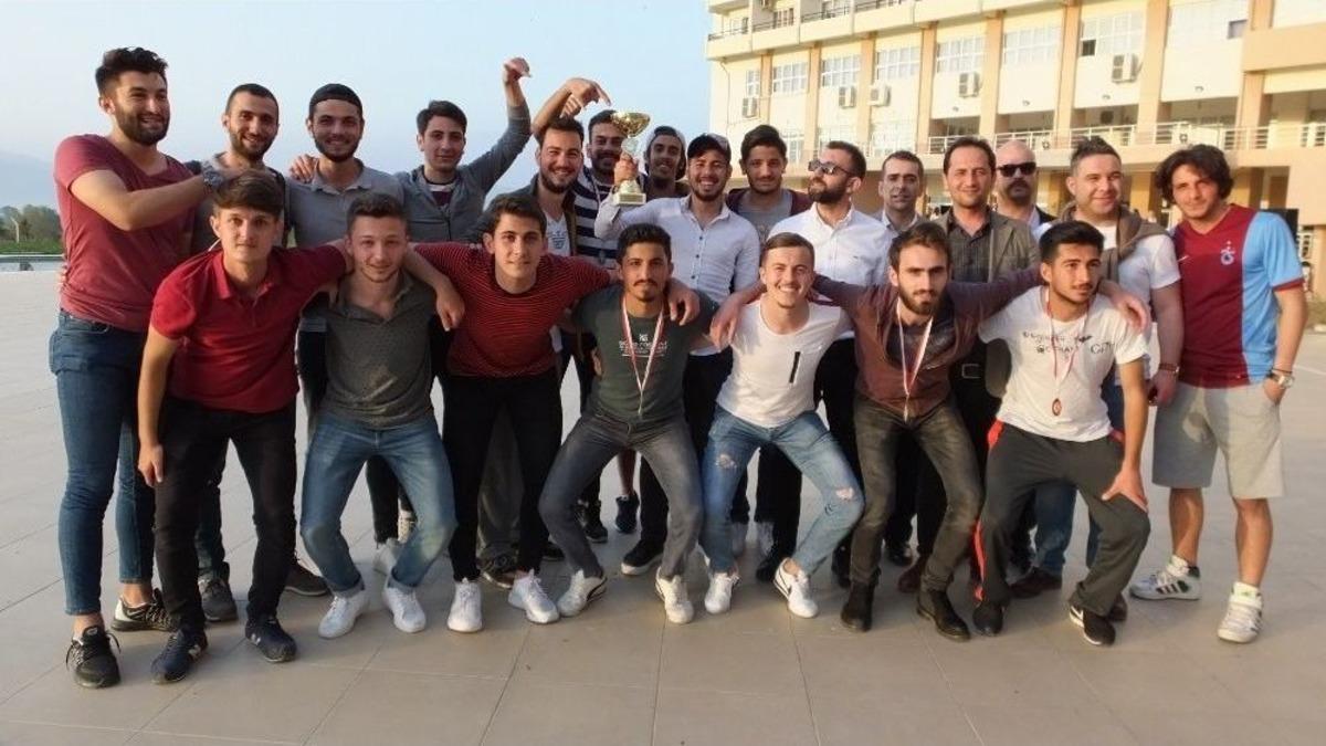 Şampiyon Olan Takımın Kaptanını Havuza Attılar