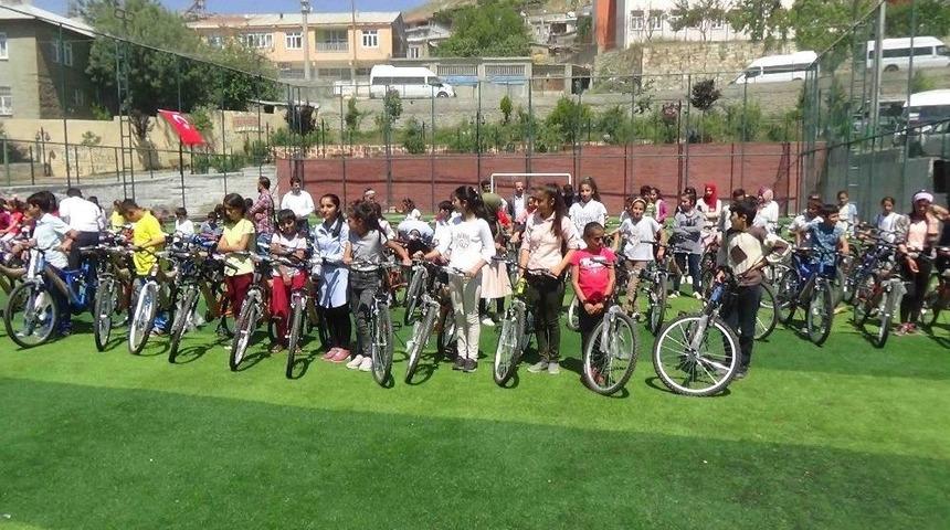 Kulp&rsquo;un Kitap Kurtları &Ouml;d&uuml;llerini Aldı