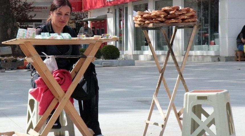 Piyango Bileti Ve Simit Satarak Ailesine Bakıyor