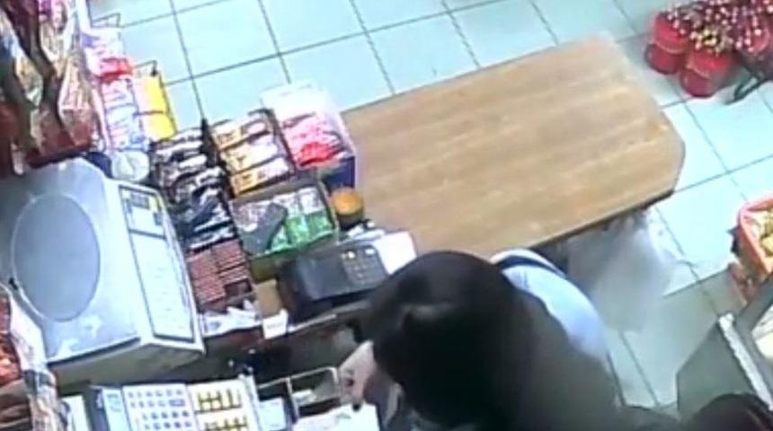 (özel) Beykoz’da Marketten Hırsızlık Yapan Genç Kız Kamerada