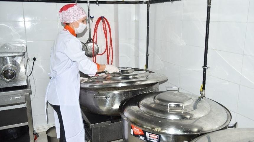 İftarlık Yemekler Evlere Teslim Ediliyor