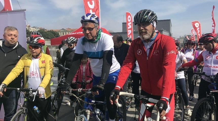 İstanbul&rsquo;da Bisikletliler Kalp İ&ccedil;in Pedalladı