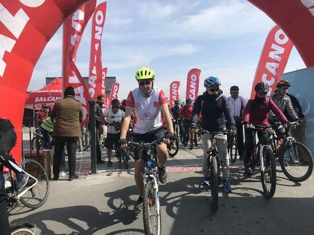İstanbul’da Bisikletliler Kalp İçin Pedalladı
