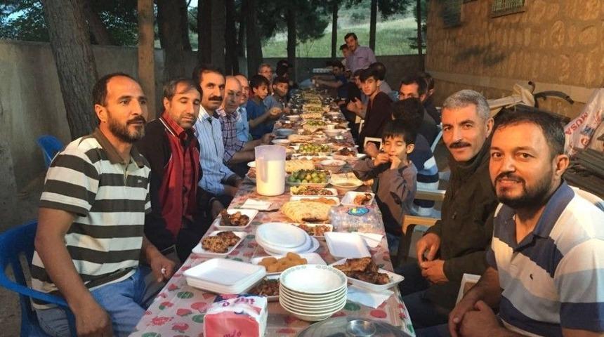İmam Cami Cemaatine İftar Yemeği Verdi