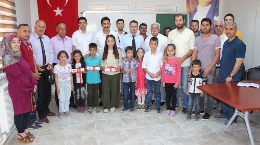 Samsat&rsquo;ta En &Ccedil;ok Kitap Okuyan &Ouml;ğrenciye Altın Hediyesi