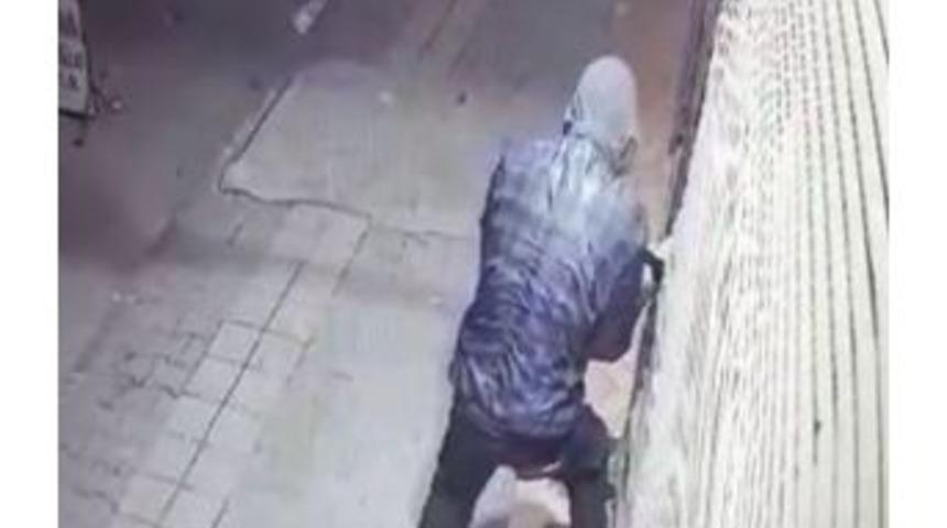 Dakikalarca Uğraşan Hırsız, İş Yerinin Kepengini Kıramadı