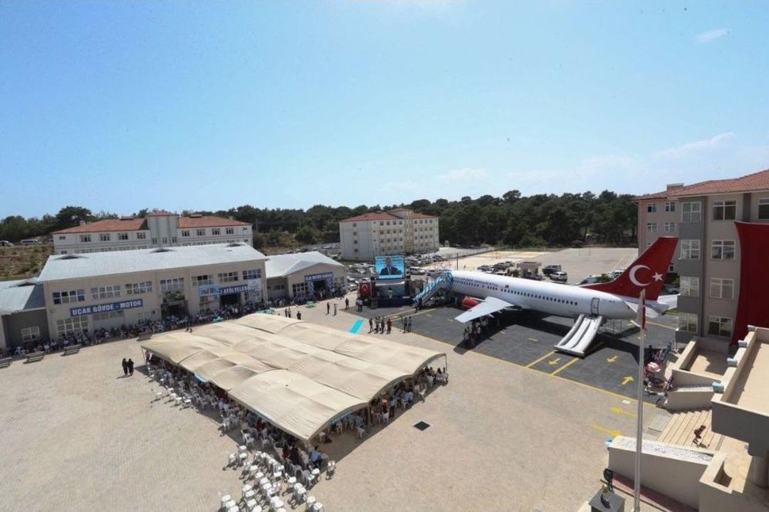 Lise Bah&ccedil;esindeki Yolcu U&ccedil;ağını Bakan &Ccedil;avuşoğlu A&ccedil;tı