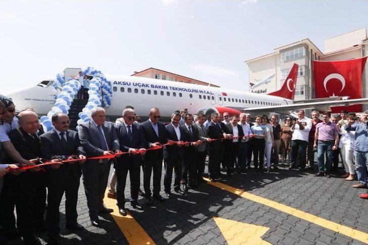 Lise Bahçesindeki Yolcu Uçağını Bakan Çavuşoğlu Açtı G1
