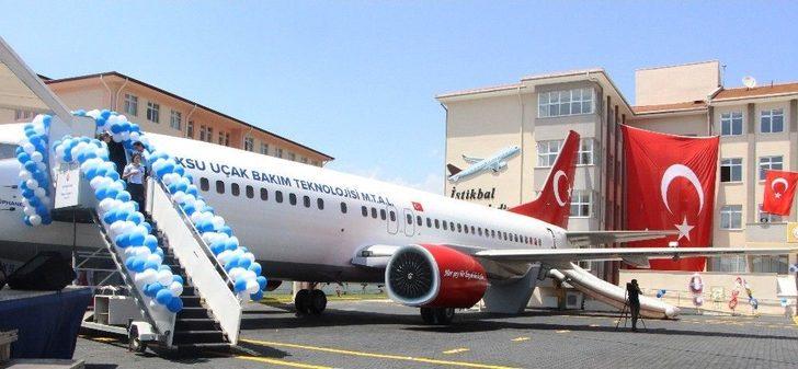 Lise Bahçesindeki Yolcu Uçağını Bakan Çavuşoğlu Açtı G4