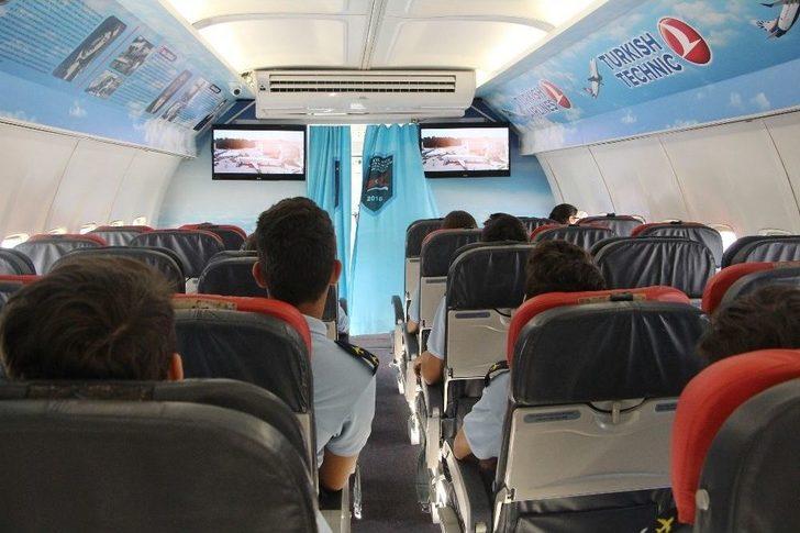 Lise Bahçesindeki Yolcu Uçağını Bakan Çavuşoğlu Açtı G5