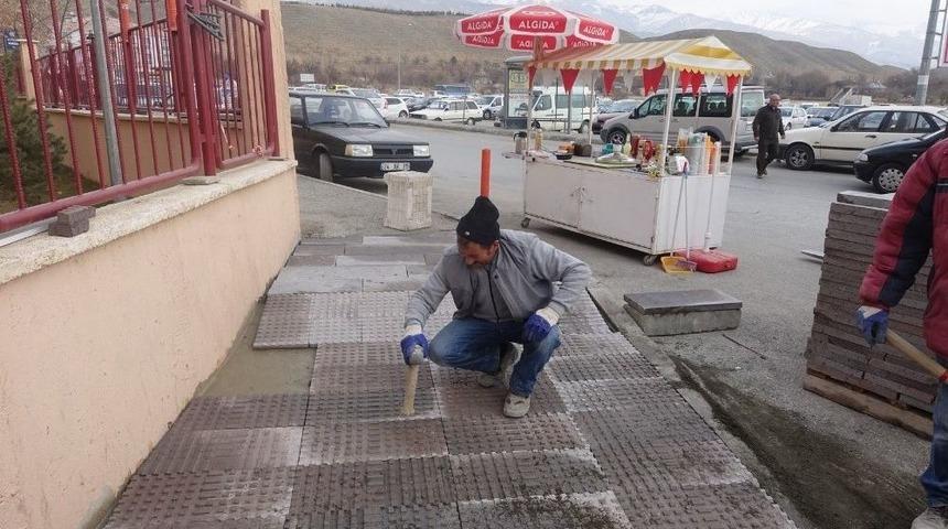 Hastane &Ccedil;evresinde Kaldırım &Ccedil;alışmaları Devam Ediyor