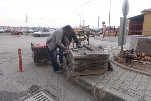 Hastane Çevresinde Kaldırım Çalışmaları Devam Ediyor