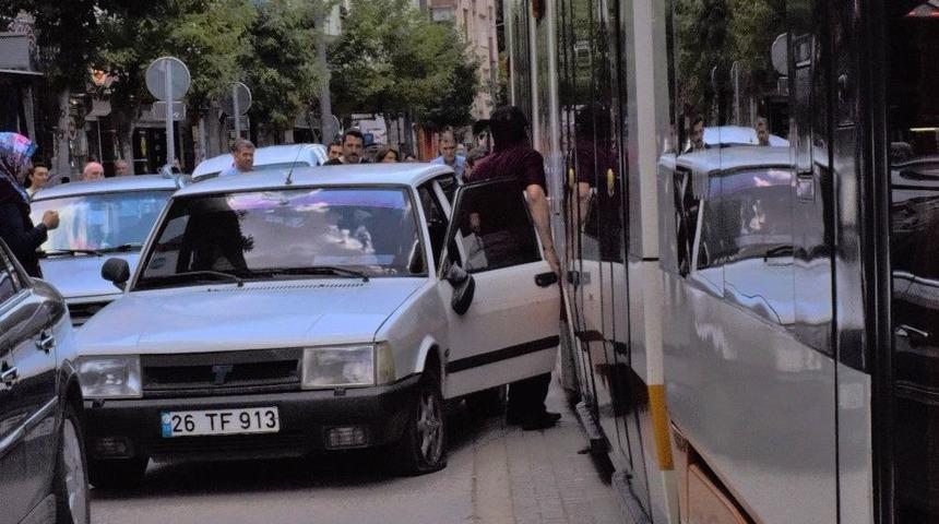 Eskişehir&rsquo;de Otomobil İle Tramvaya &Ccedil;arpıştı
