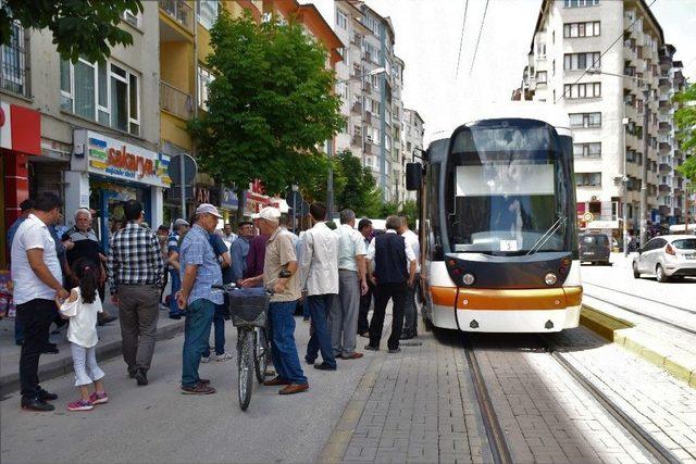 Eskişehir’de Otomobil İle Tramvaya Çarpıştı