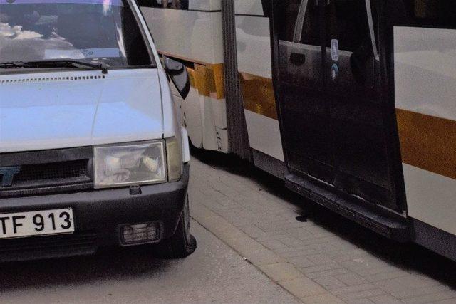 Eskişehir’de Otomobil İle Tramvaya Çarpıştı