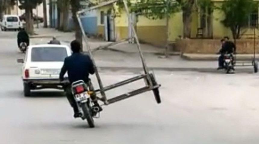 Üç Tekerlekli Motosikletle Tehlikeli Yolculuk