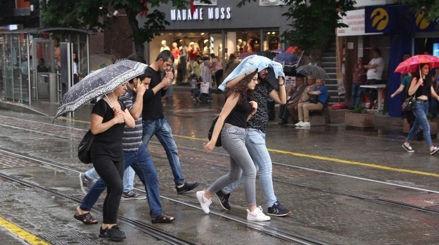 Eskişehir&rsquo;de Kısa S&uuml;reli Sağanak Yağış Etkili Oldu