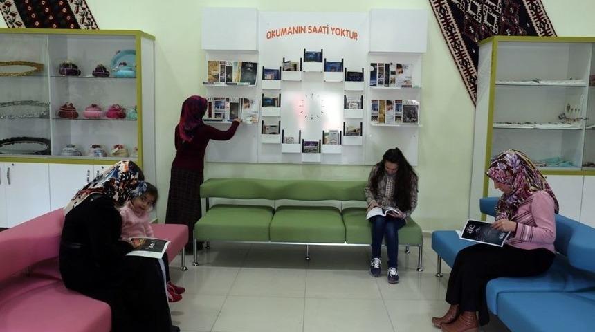 Gürpınar’daki Okullara Kitaplık