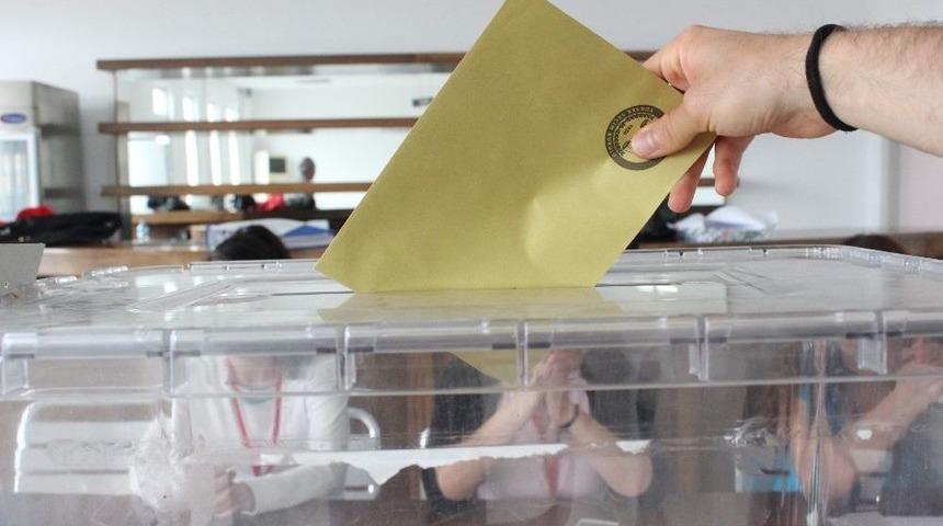 Gurbet&ccedil;i Vatandaşlar Oy Kullanmaya Başladılar