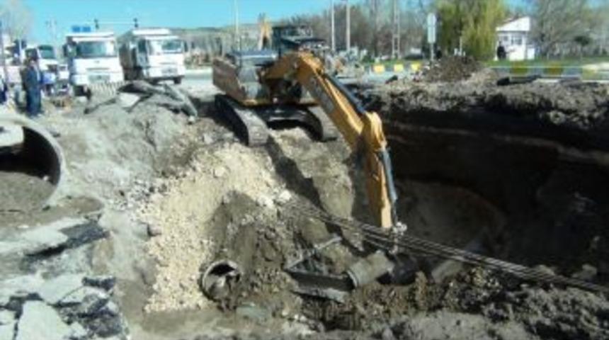 Vaski Ekipleri 8 Metre Derinlikte Arıza Gideriyor