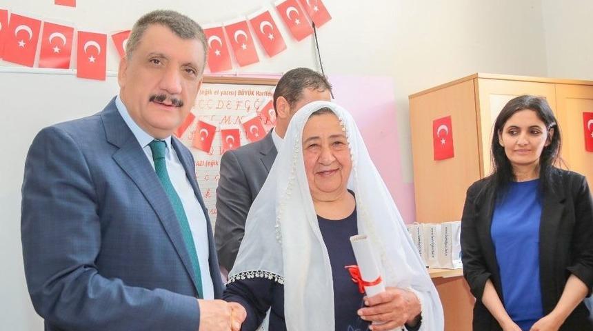 Okuma-yazma &Ouml;ğrenen Kadınlara Belge Verildi