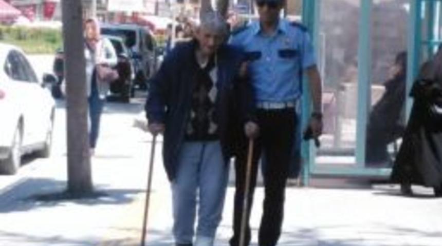 Trafik Polisinin &Ouml;rnek Davranışı Takdir Topladı