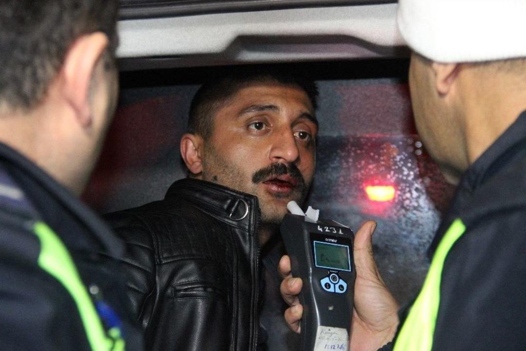 &Uuml;&ccedil;&uuml;nc&uuml; Kez Alkoll&uuml; Yakalanan S&uuml;r&uuml;c&uuml; &ldquo;vatan Haini Miyiz, Ben De Askerlik Yaptım&rdquo; Diyerek Kendini Savundu