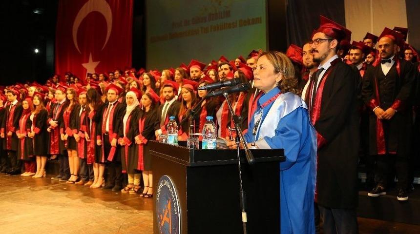 A&uuml; Tıp Fak&uuml;ltesi&rsquo;nde Mezuniyet Sevinci