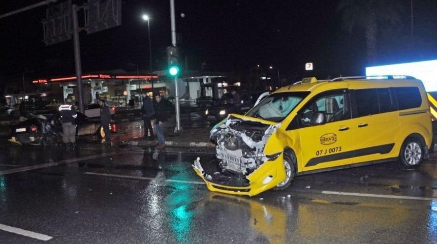 Ticari Taksi İle Otomobil Çarpıştı: 3 Yaralı