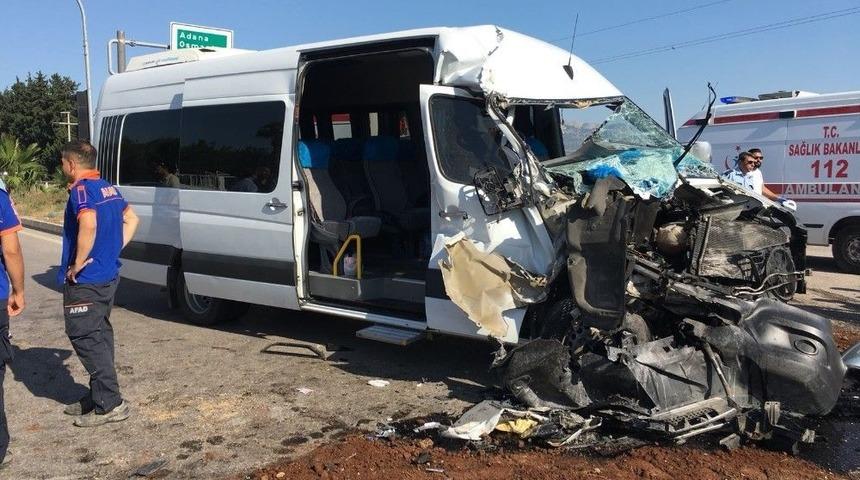 Servis Minib&uuml;s&uuml; Tırla &Ccedil;arpıştı: 2 Yaralı