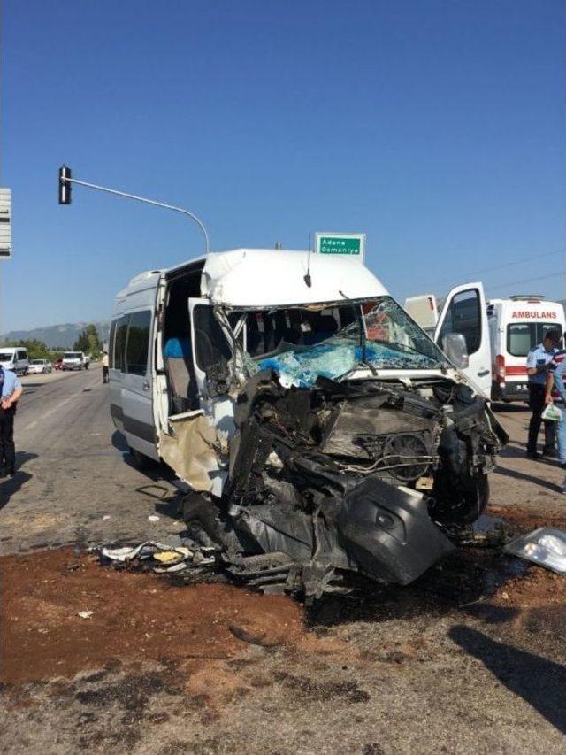 Servis Minibüsü Tırla Çarpıştı: 2 Yaralı