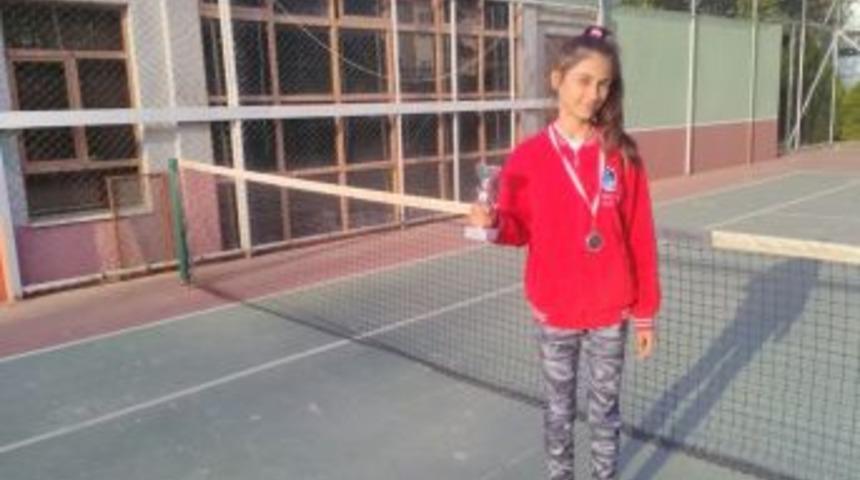 K&uuml;&ccedil;&uuml;k Tenis&ccedil;iden B&uuml;y&uuml;k Başarı