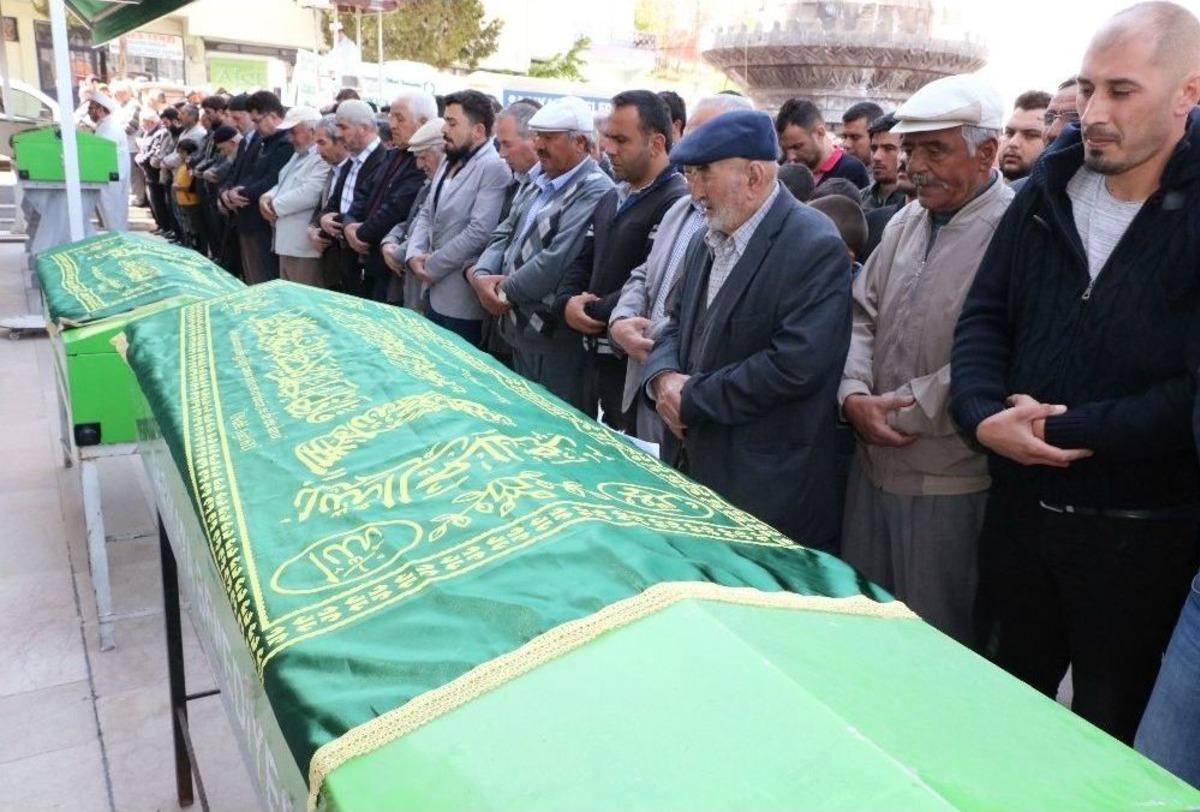 Kazada &Ouml;len &Ouml;ğrenciler Toprağa Verildi